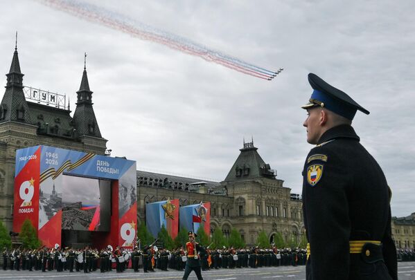 Војна парада у Москви поводом 81. годишњице Победе у Великом отаџбинском рату. Јуришни авиони Су-25 на небу. - Sputnik Србија