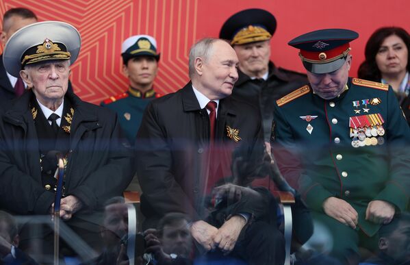 9. мај 2026. Ветеран Другог светског рата Свет Турунов, председник Русије Владимир Путин, Херој Русије, учесник ПВО снага Леонид Рижов (с лева на десно) на Црвеном тргу у Москви на војној паради у част 81. годишњице Победе у Великом отаџбинском рату. - Sputnik Србија