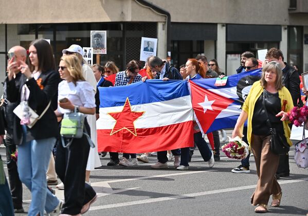 Učesnici marša su nosili i zastave, pa se tako mogla videti zastava nekadašnje SFRJ i Kube - Sputnik Srbija
