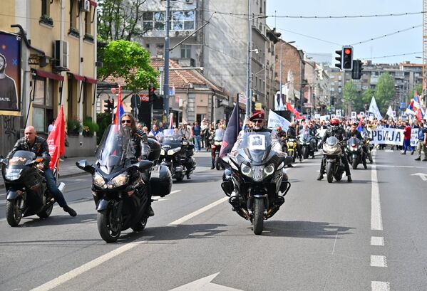 Tradicionalno, na čelu Besmrtnog puka bili su Noćni vukovi Srbije - Sputnik Srbija