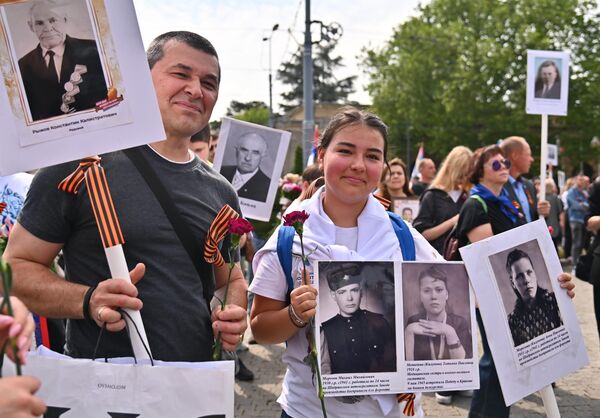 Učesnici marša nosili su slike članova svojih porodica koji su učestvovali u borbi protiv fašizma - Sputnik Srbija