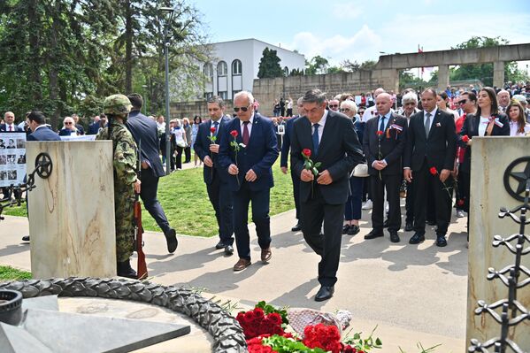 Cveće je položeno i na spomenik „Večna vatra“ - Sputnik Srbija