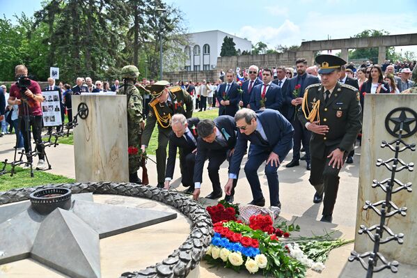 Vence na spomen-groblju posvećenom jugoslovenskim i sovjetskim borcima poginulim za oslobođenje Beograda položili su i diplomatski predstavnici Belorusije, Azerbejdžana, Kazahstana i Jermenije. - Sputnik Srbija