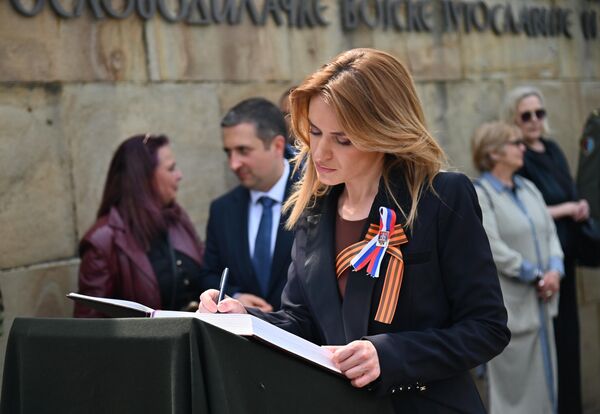 Ministar za rad, zapošljavanje, boračka i socijalna pitanja Milica Đurđević Stamenkovski se nakon polaganja venaca upisala u knjigu žalosti - Sputnik Srbija