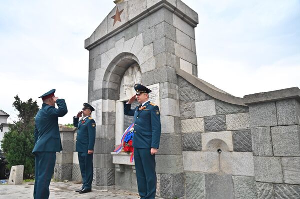 Vojni izaslanici ambasade Rusije u Srbiji položili su venac i kraj spomen- česme palim ruskim i srpskim borcima u Belom Potoku ispod Avale - Sputnik Srbija