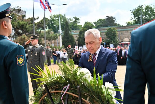 Ambasador Rusije Aleksandar Bocan-Harčenko polaže venac na Groblju oslobodilaca Beograda - Sputnik Srbija