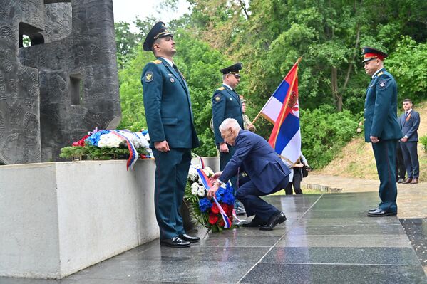 Povodom 81. godišnjice pobede nad fašizmom venci su položeni i kod spomenika sovjetskim veteranima na Avali   - Sputnik Srbija