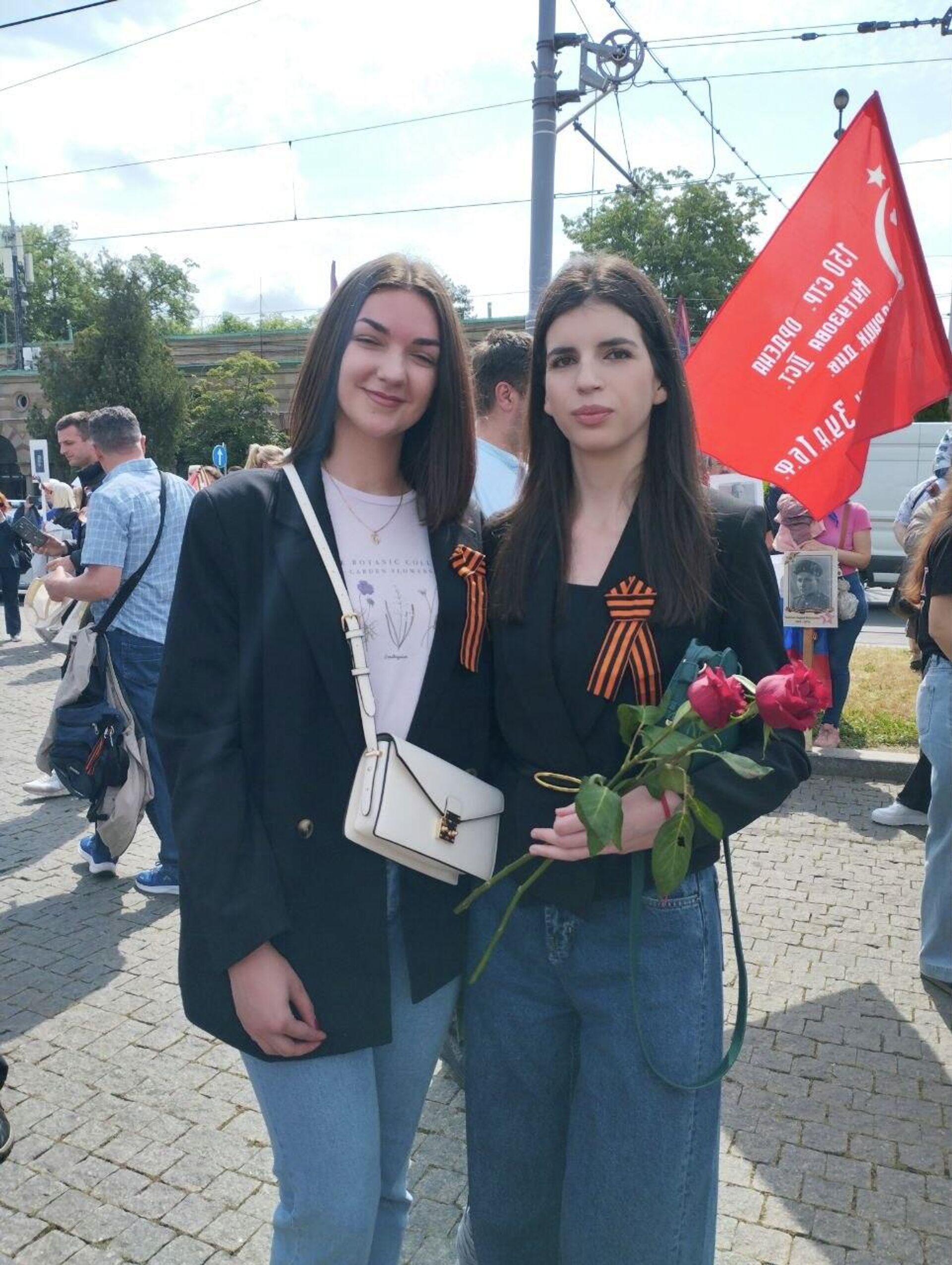 Бојана Комленски (десно) на маршу Бесмрнтог пука у Београду - Sputnik Србија, 1920, 09.05.2026