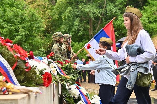 "Bilo da je u pitanju vojnik, medicinska sestra, radnik u fabrici, pilot ili pešadinac, svaki heroj naše ne tako davne prošlosti zaslužuje da ga se sećamo sa poštovanjem", poruka je onih koji neguju sećanje i obeležavaju 9. maj - Dan pobede nad fašizmom u Drugom svetskom ratu - Sputnik Srbija