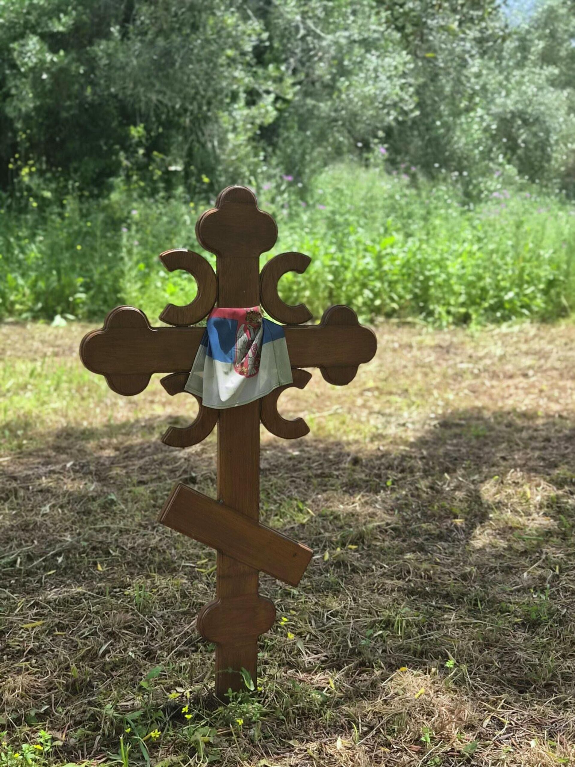 Крст са српском заставом на месту планиране цркве у будућем дечијем кампу на Крфу - Sputnik Србија, 1920, 10.05.2026