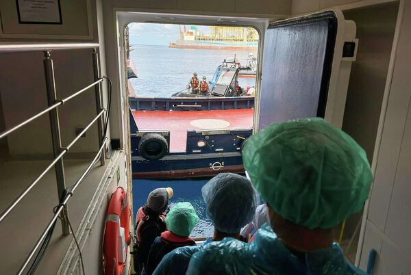 Запечаћени аутобуси затим превозе путнике до главног аеродрома на острву, где ће се укрцати у авионе за своје земље. - Sputnik Србија