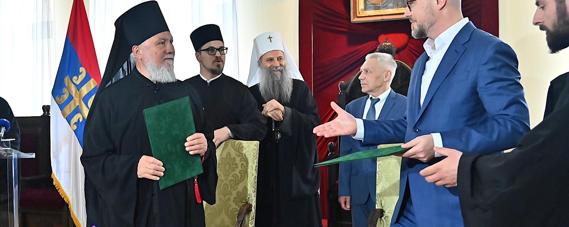 Уговор су у Патријаршијском двору потписали архиепископ вршачки и митрополит банатски Никанор и генерални директор компаније НИС Кирил Тјурдењев, у присуству патријарха Порфирија и амбасадора Русије Александар Боцан-Харченка. - Sputnik Србија, 1920, 11.05.2026