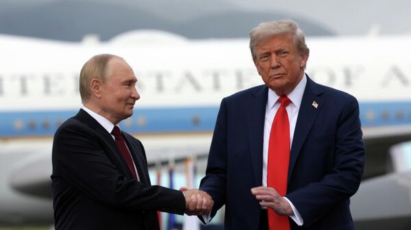 Predsednici Rusije i SAD, Vladimir Putin i Donald Tramp, na samitu na Aljasci - Sputnik Srbija