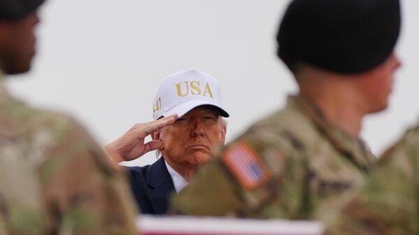 Доналд Трамп са америчким војницима - Sputnik Србија