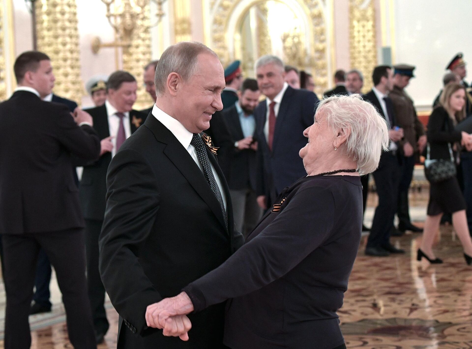 Руски председник Владимир Путин са својом учитељицом Вером Гуревич - Sputnik Србија, 1920, 15.05.2026
