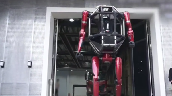 Kineska kompanija je predstavila robota sa upravljačkom kabinom - Sputnik Srbija