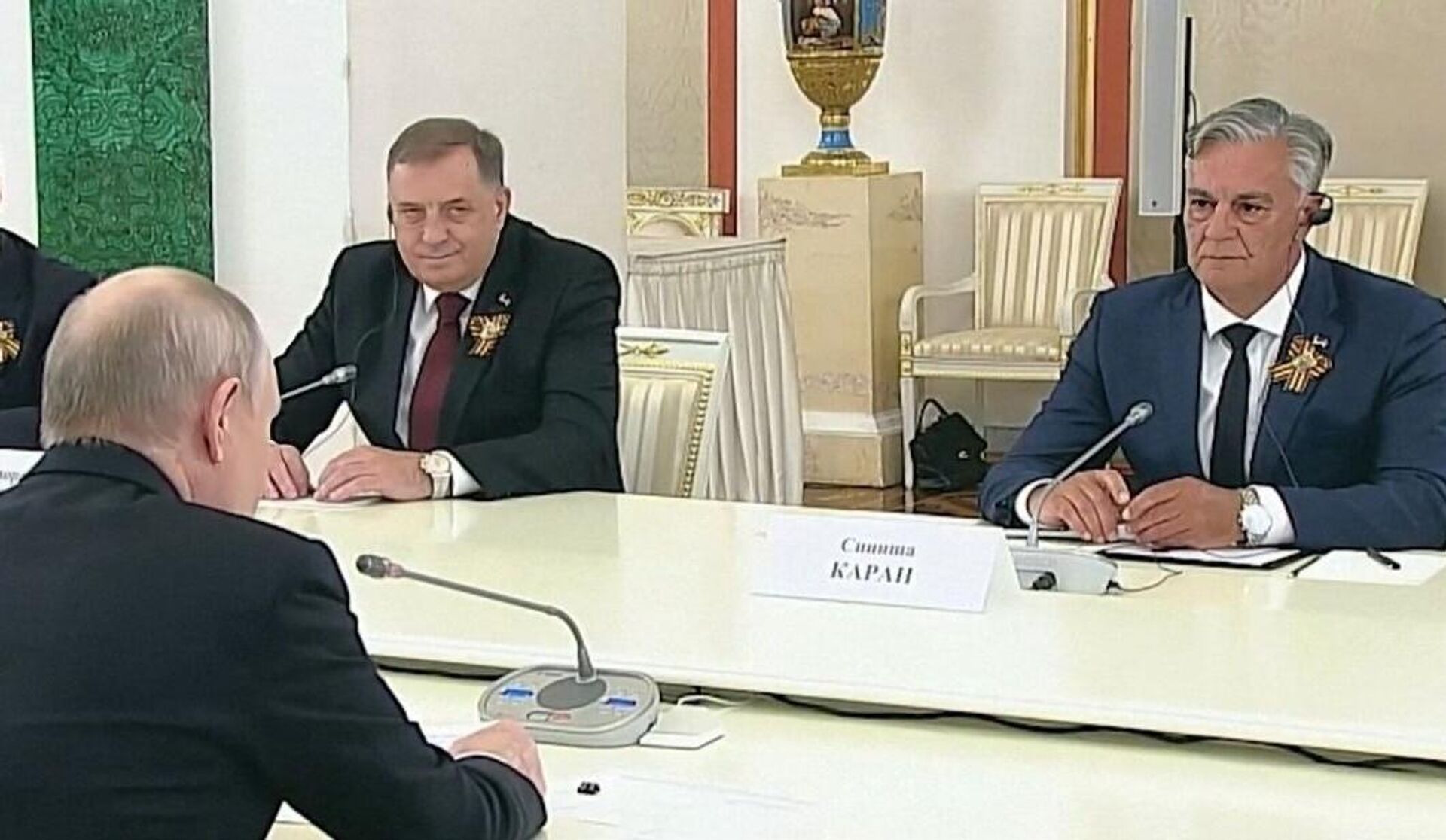 Сусрет Владимира Путина са Синишом Караном и Милорадом Додиком који очигледно нису морали да скину сатове - Sputnik Србија, 1920, 15.05.2026