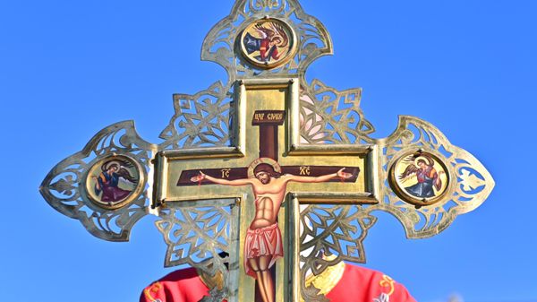 На челу свечане поворке која се из  Цркве упутила ка Храму ношен је литијски крст који симболизује кретање човека према Господу и Господа према човеку - Sputnik Србија