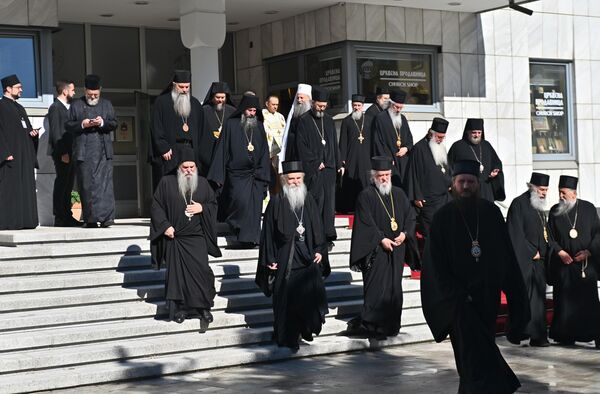 Najviši crkveni velikodostojnici ispred Parohjskog doma na Svetosavskom trgu pre početka Liturgije - Sputnik Srbija
