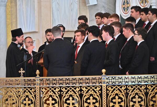 Molitveni početak Svetog Arhijerejskog Sabora ulepšan je skladnim pojanjem Hora Hrama Svetog Save, pojaca i učenika Bogoslovije  - Sputnik Srbija