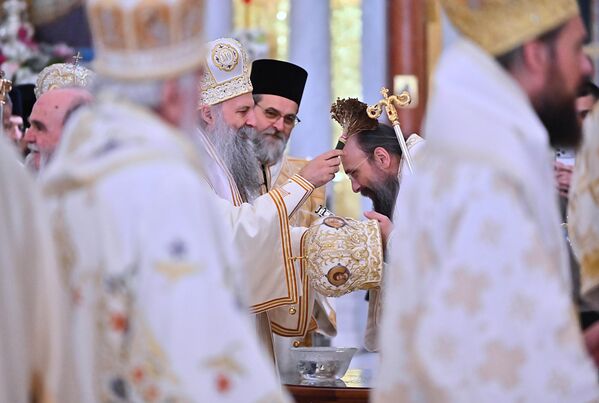 Patrijarh agijazmom (bosiljak umočen u svetu vodu) blagosilja jednog od arhijereja - Sputnik Srbija