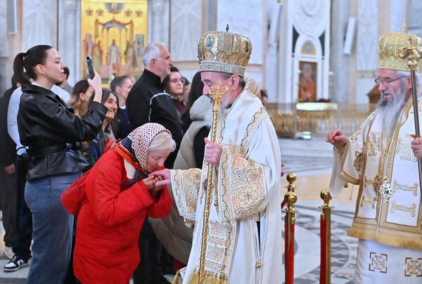 Nakon liturgije, mnogi od vernika sačekaju prolazak vladika kako bi od njih dobili blagoslov - Sputnik Srbija