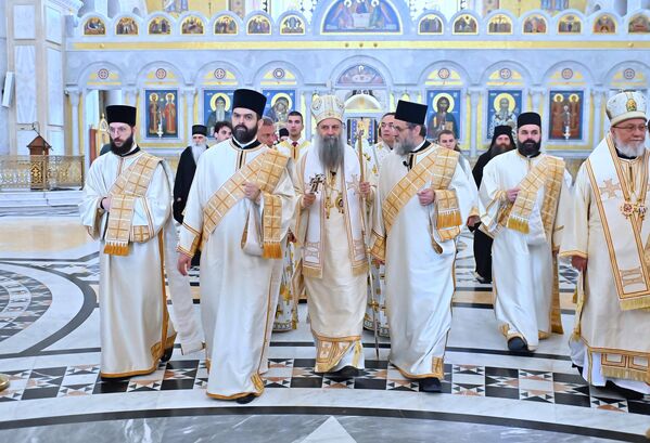 Patrijarh Porfirije sa sveštenstvom Hrama po završetku svete Liturgije - Sputnik Srbija