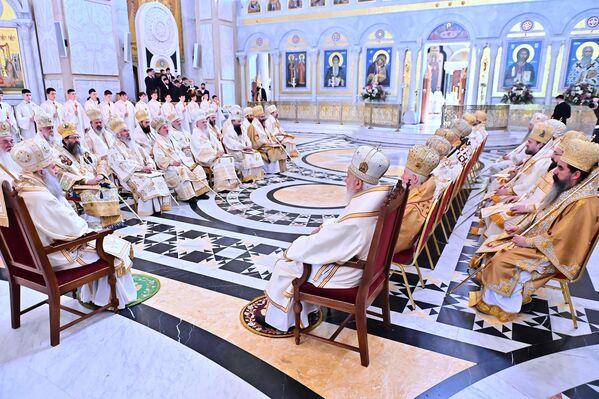 Redovno zasedanje Svetog Arhijerejskog Sabora Srpske pravoslavne crkve počelo je liturgijom u Hramu Svetog Save na Vračaru.  - Sputnik Srbija