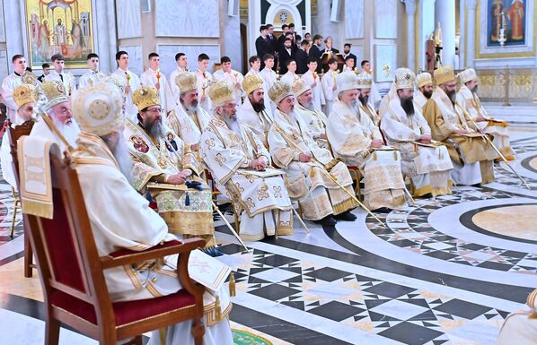 Dok će radni deo najvišeg crkveno-zakonodavnog i crkveno-sudskog tela SPC zakazan za 14. maj 2026. biti održan u kripti Hrama  - Sputnik Srbija
