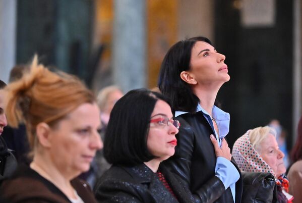 Svetoj Liturgiji u hramu Svetog Save prisustvovao je veliki broj vernika - Sputnik Srbija