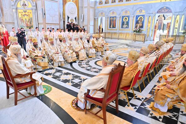 Po proceduri određenoj Poslovnikom o radu, zasedanje počinje usvajanjem dnevnog reda koji čine prispeli predmeti dostavljeni od strane Svetog Arhijerejskog Sinoda, a nastavlja se razmatranjem izveštaja o arhipastirskom radu svih eparhijskih arhijereja, centralnih crkvenih tela, organa i zavoda.  - Sputnik Srbija