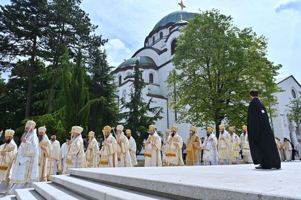 Arhijereji izlaze iz Hrama nakon molitvenog početka Svetog Arhijerejskog Sabora - Sputnik Srbija