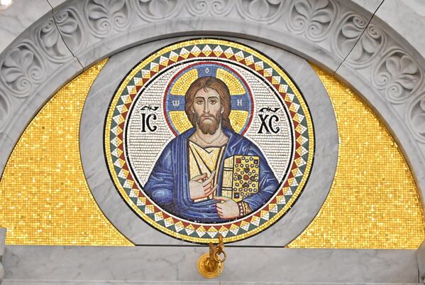 Nakon bogosluženja, u kripti hrama obavljen je tradicionalni čin priziva Duha Svetoga, čime je i zvanično blagoslovljen rad Sabora. - Sputnik Srbija