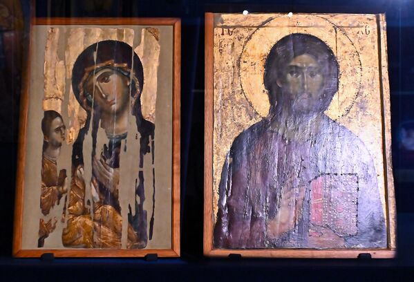 Икона Богородице Одигитрије (12. век) је најстарија икона у ризници Хиландара. Пред је се упокојио Стефан Немања, у монаштву прослављен као Свети Симеон Мироточиви. Икона Христа Пантократора(13. век) се ссматра једном од најлепших икона и ремек-делом византијског сликарства - Sputnik Србија