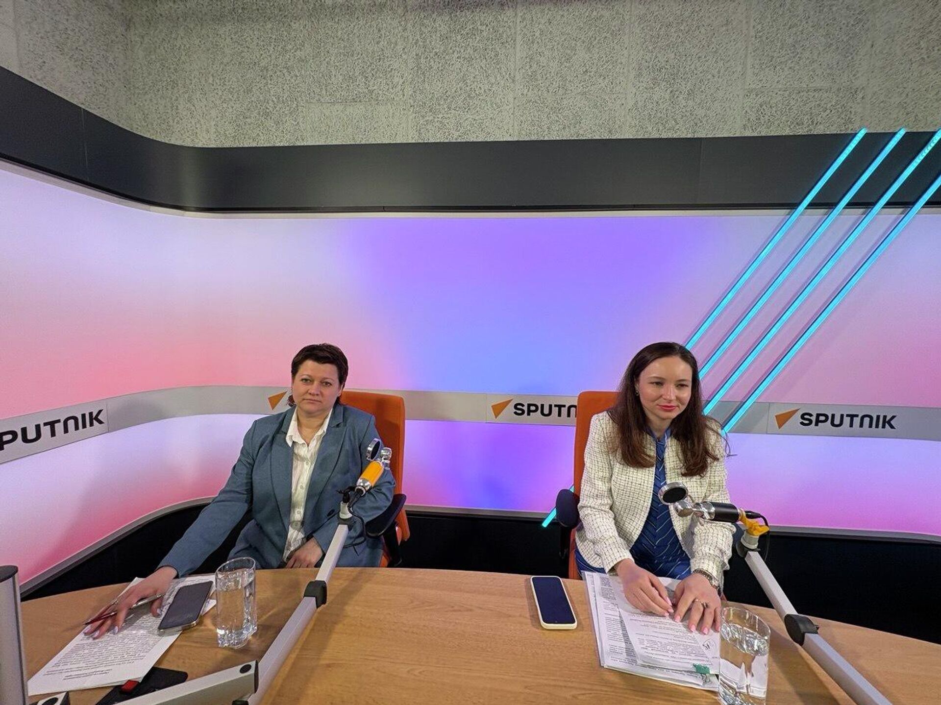 Jelena Lavrinovič iz Komiteta za kulturu i Olga Androsova iz Spoljnopolitičkog odbora gradske skupštine Sankt Peterburga - Sputnik Srbija, 1920, 16.05.2026