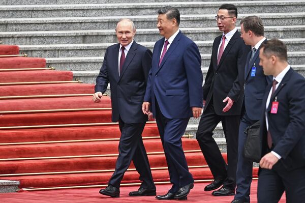 Руски председник Владимир Путин и кинески председник Си Ђинпинг  током састанка у Пекингу. - Sputnik Србија