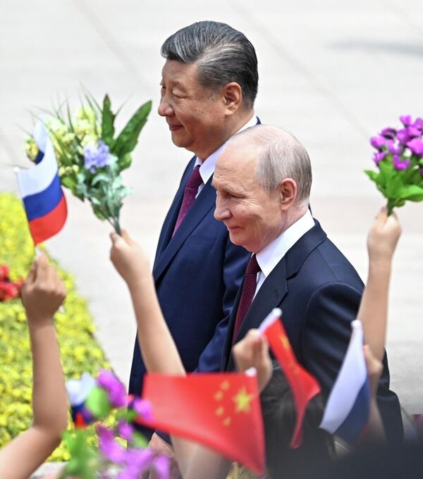 Руски председник Владимир Путин и кинески председник Си Ђинпинг током састанка у Пекингу. - Sputnik Србија