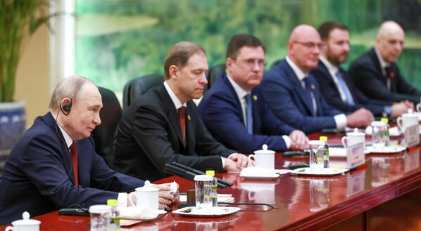 У Пекингу су најпре одржани разговори у уском формату, а затим су се лидерима Кине и Русије придружиле делегације. - Sputnik Србија