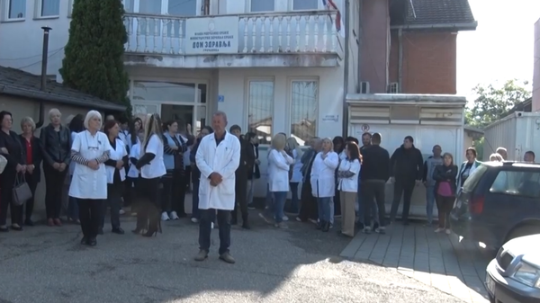 Протест у Грачаници због хапшења директора здравствених и образовних установа. - Sputnik Србија