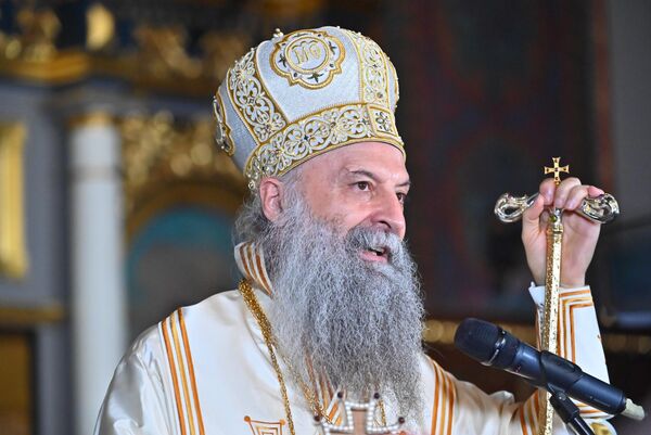 Након уноса светиње, у цркви је почело празнично вечерње богослужење које је служио патријарх српски Порфирије и игуман манастира Ватопеда архимандрит Јефрем - Sputnik Србија