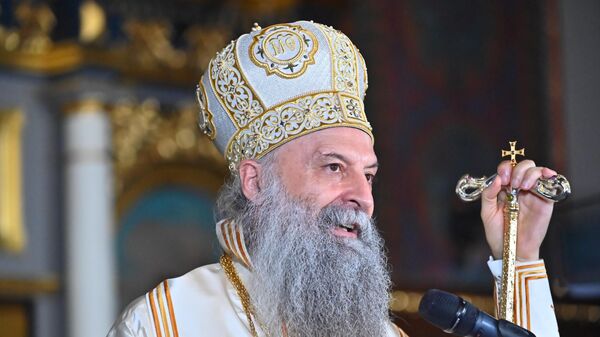 Патријарх Порфирије обишао вернике који у редовима чекају да се поклоне Појасу Пресвете Богородице