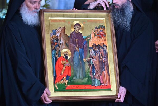 Светиња је кроз векове била у поседу императора, царева, крсташа, да би је након победе над Бугарима, српски краљ Стефан Дечански донео у Србију, а свети кнез Лазар је предао манастиру Ватопеду (на икони је осликан управо тај чин предаје светиње) - Sputnik Србија