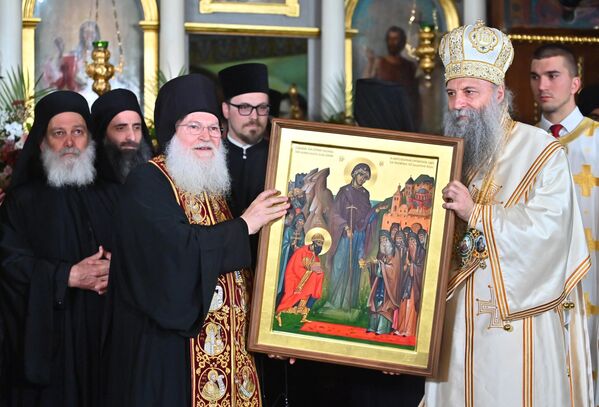 Игуман манастира Ватопеда архимандрит Јефрем поклонио је Патријарху икону коју су монаси насликали, а на којој је осликан Свети Лазар како манастиру Ватопеду дарује Часни појас Пресвете Богородице. - Sputnik Србија