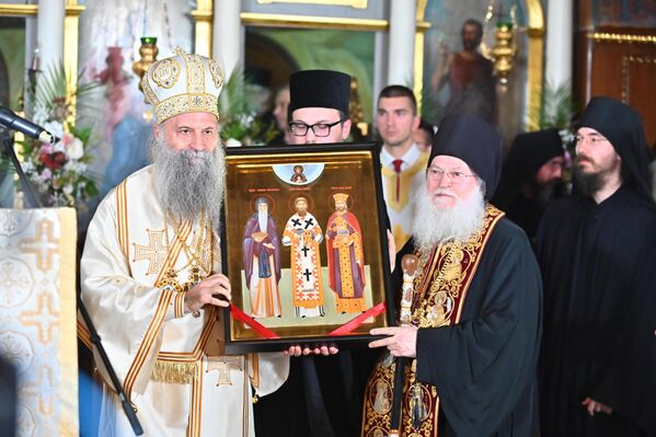 Патријарх Порфирије је поклонио игуману манастира Ватопеда архимандриту Јефрему икону на којој су насликани Свети Сава, Симеон Мироточиви и Свети кнез Лазар. - Sputnik Србија