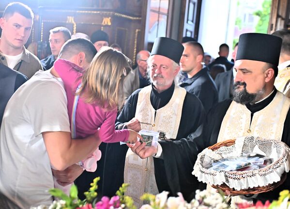 Након целивања верници добијају траке освештане на Појасу  - Sputnik Србија