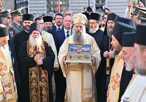 Светињу је испред Вазнесењске цркве дочекао Његова светост патријарх српски г. Порфирије уз интонирање химне Србије и појање победне песме у славу Пресвете Богородице. - Sputnik Србија