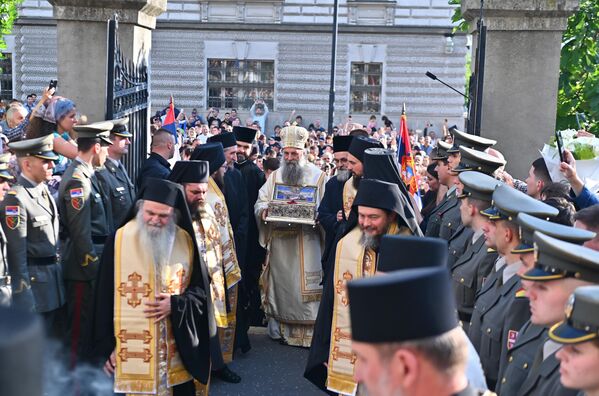Поред српског Патријарха, светињу су дочекали старешина храма владика Доситеј, архијереји Српске православне цркве, припадници Војске Србије и Гарде - Sputnik Србија