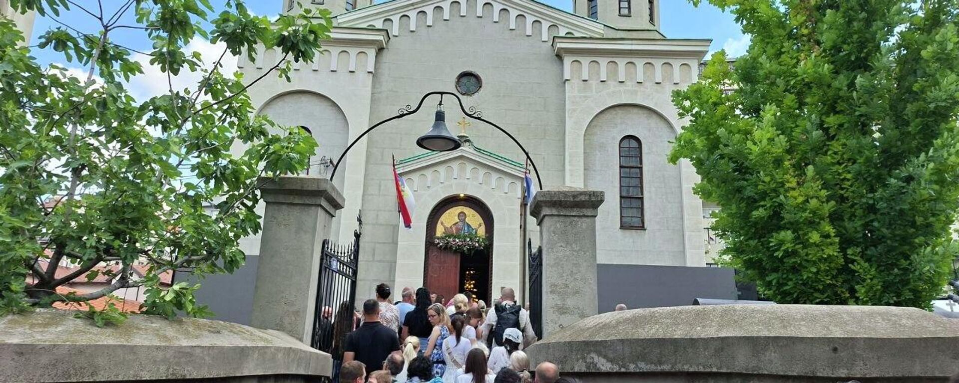 Православни верници у редовима чекају да би целивали Појас Пресвете Богородице - Sputnik Србија, 1920, 21.05.2026