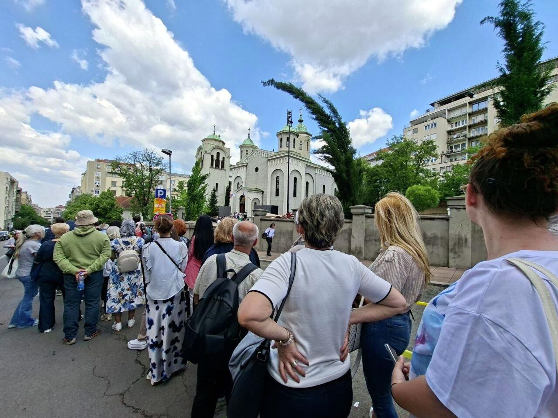 Православни верници у редовима чекају да би целивали Појас Пресвете Богородице - Sputnik Србија, 1920, 21.05.2026