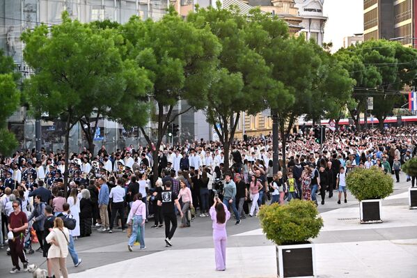 Дуж целе трасе којом је се Литија кретала, грађани су стајали са стране како би овековечили пролазак поворке, а многи су се и придружили учесницима - Sputnik Србија